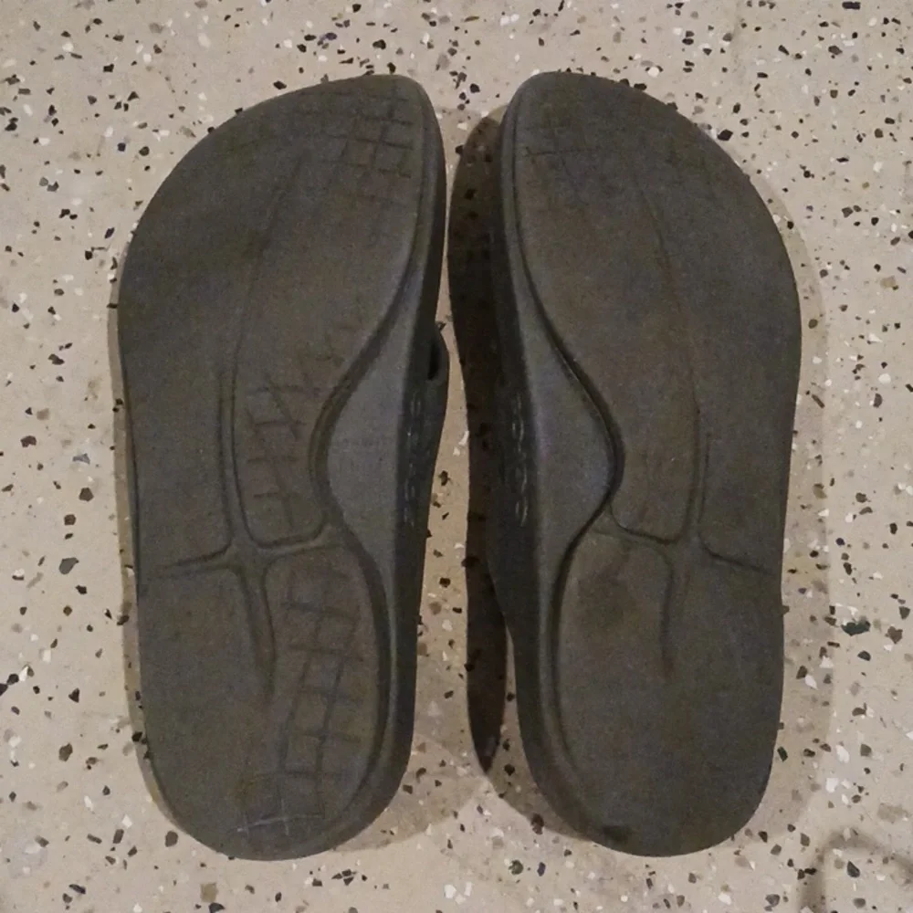 Oofos Black Gray Original Thong Recovery Sandal Mens 10